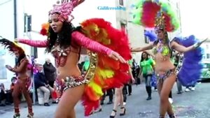 Inquadratura ravvicinata del gruppo di ballerine brasiliane in costume tradizionale mentre sfilano e danzano tra la folla al Carnevale di Dolo.