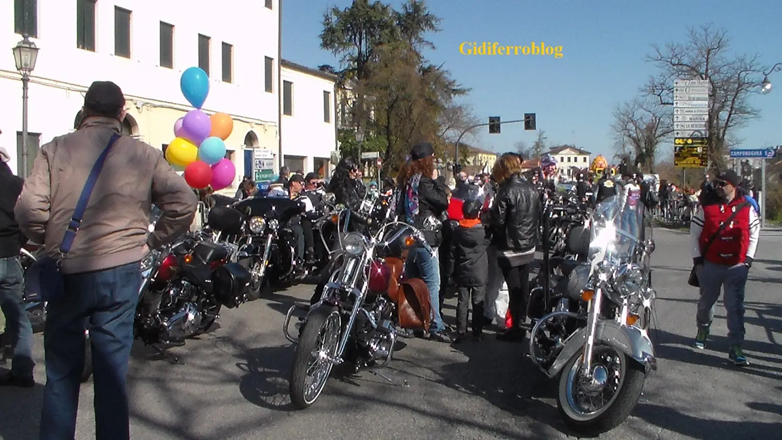 nella foto un gruppo di motociclisti Harley Davidson, fermi lung ola statale a Dolo (Venezia), gli stessi aprono il Carnevale dei Storti.