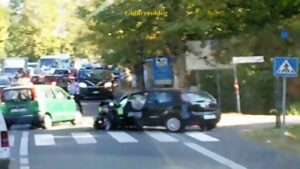 Veduta d'insieme della S.S. 13 Pontebbana a Mogliano Veneto con i veicoli fermi sulle strisce pedonali dopo l'incidente: la scena ripresa a distanza per mostrare l'area del sinistro.