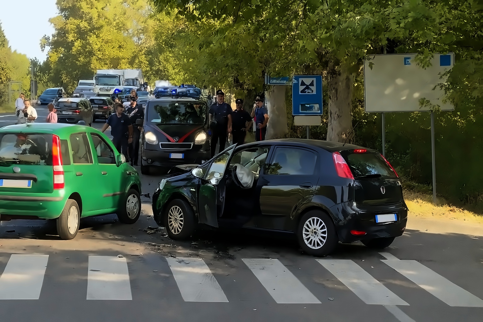 Inquadratura dello scontro tra veicoli avvenuto esattamente sopra le strisce pedonali lungo la S.S. 13 Pontebbana a Mogliano Veneto.