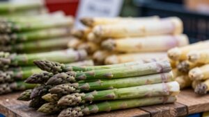 Primo piano di un mazzo di asparagi bianchi di Giare: la caratteristica punta chiusa e il colore candido del prodotto tipico di Mira.