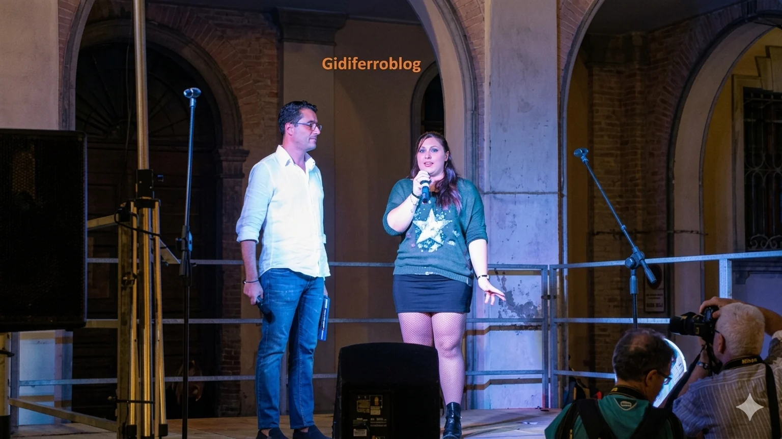 Presentatore e artista sul palco durante la finale del Talent Show 2015 a Mira.