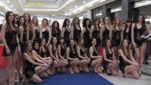 Nella foto, il folto gruppo di miss che, hanno partecipato alla selezione di Miss Italia Veneto presso il centro commerciale Le Corti Venete.