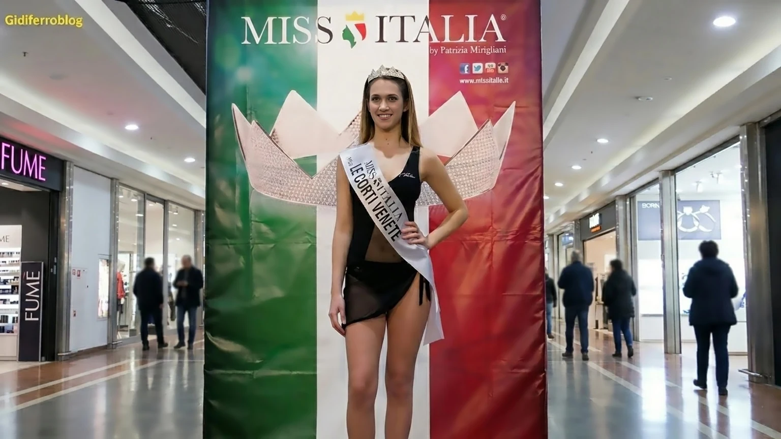 Nella foto Silvia Lavarini sorridente con la fascia e la corona vinta nella selezione di Miss Italia Veneto presso in Centro Commerciale Le Corti Venete
