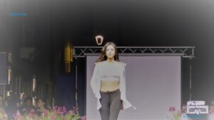 Serena sorride con sicurezza mentre sfila sulla passerella durante il concorso di bellezza.