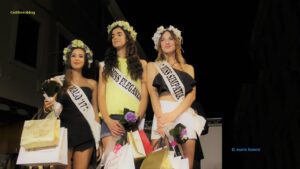 Le prime tre classificate del concorso Miss Malo 2017 sorridono insieme sul palco con le rispettive fasce.