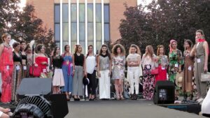 Il gruppo completo delle partecipanti alla prima selezione di Miss Notte Rosa 2018 a Mestre posa insieme sul palco al termine della serata. Tutte le aspiranti miss sorridono all'obiettivo, creando un'immagine corale che celebra la bellezza e lo spirito di partecipazione dell'evento veneziano.