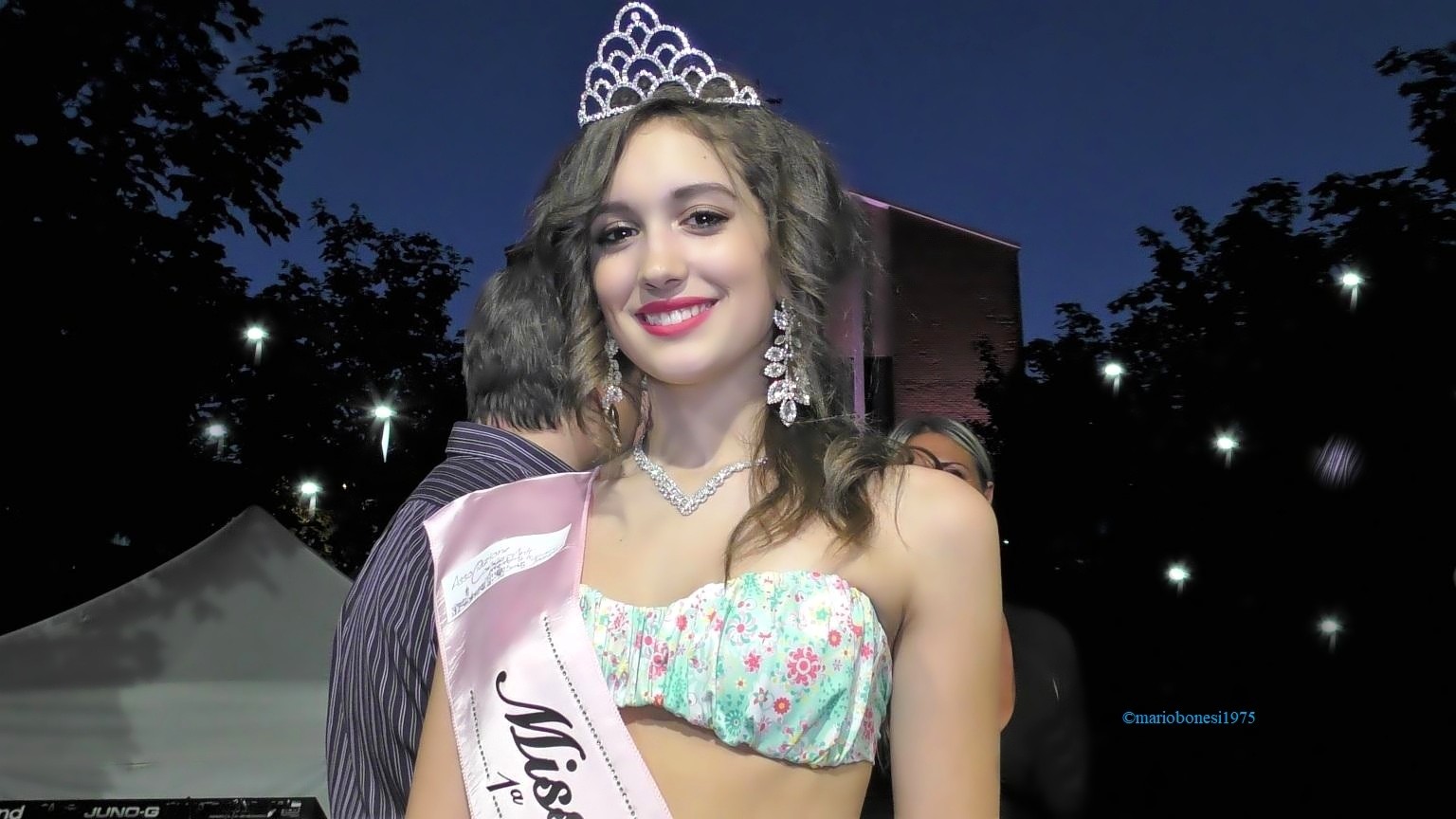 Martina Brescia posa sorridente a Mestre con la fascia ufficiale di Miss Notte Rosa.