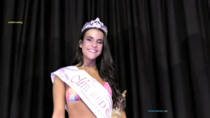 Ritratto della vincitrice Maria Dalla Rovere su sfondo nero, illuminata frontalmente. Indossa una corona e una fascia con la scritta “Miss Red Carpet Lido di Jesolo” e tiene in mano un trofeo argentato. In alto a sinistra compare la scritta “Gidiferroblog”, mentre in basso a destra è visibile la firma fotografica “©mariobonesi ccs”. L’immagine documenta il momento celebrativo della vincitrice durante la serata di Miss Red Carpet 2018.