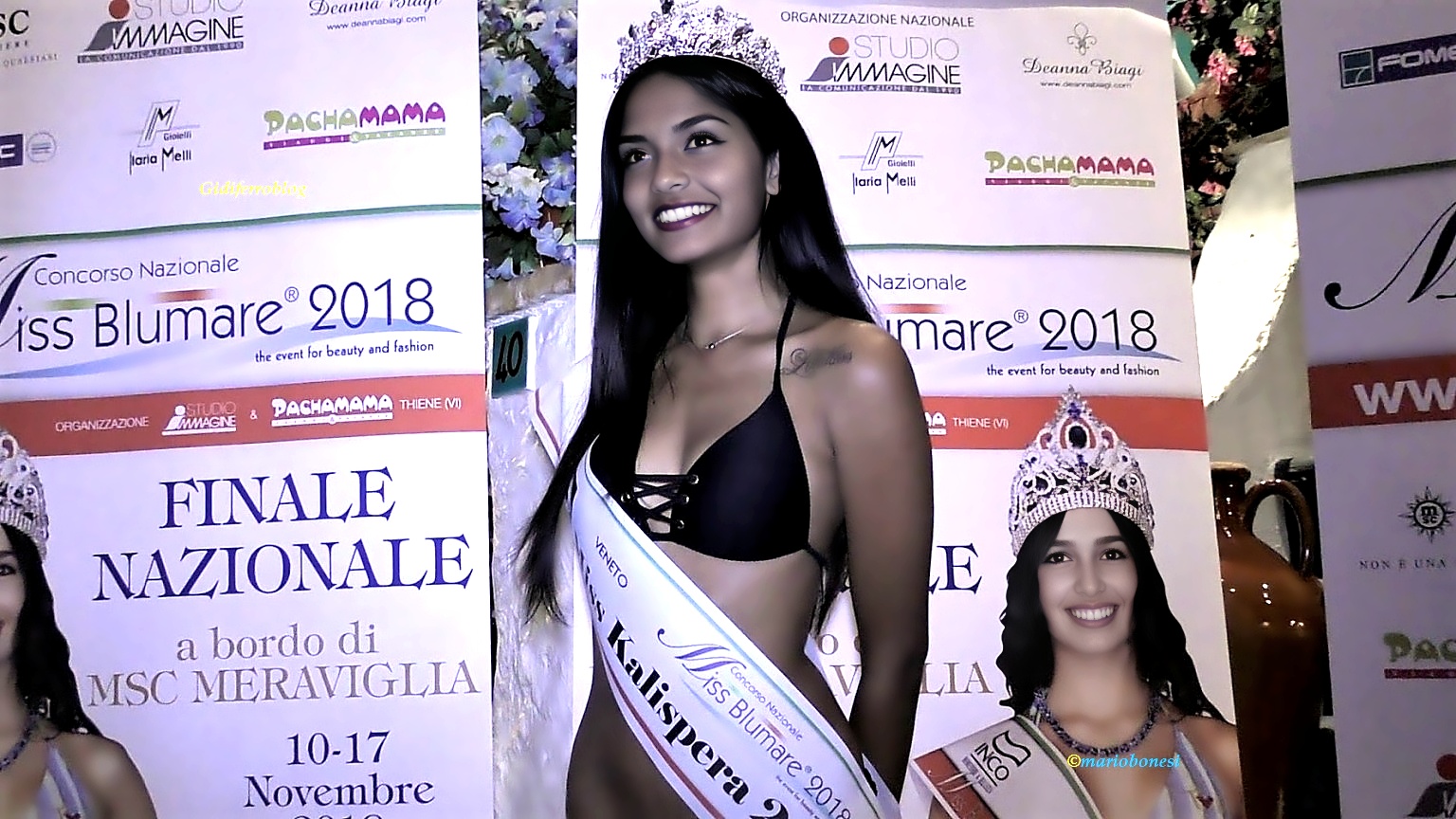 Sevmi Fernando sorride radiosa mentre posa per le foto ufficiali indossando la corona e la fascia di Miss Kalispera 2018, subito dopo la sua vittoria alla selezione di Miss Blumare.