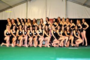 L'intero gruppo delle ragazze partecipanti alla selezione di Miss Fragola 2019 posa insieme sul palco di Camposampiero.