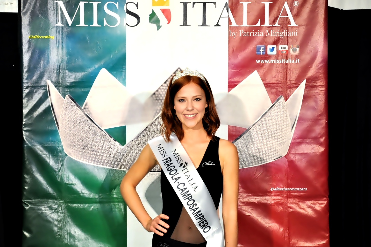 Paola Gnata sorride felice sul palco mentre indossa la fascia di Miss Fragola 2019 e la corona della vittoria.