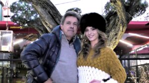 Erika Marazzato e il fotografo in uno scatto ricordo realizzato durante la giornata di shooting per il calendario "Bellezze Venete". Entrambi sorridono verso l'obiettivo, catturando un momento di intesa e soddisfazione professionale al termine della sessione fotografica per il mese di novembre 2019.