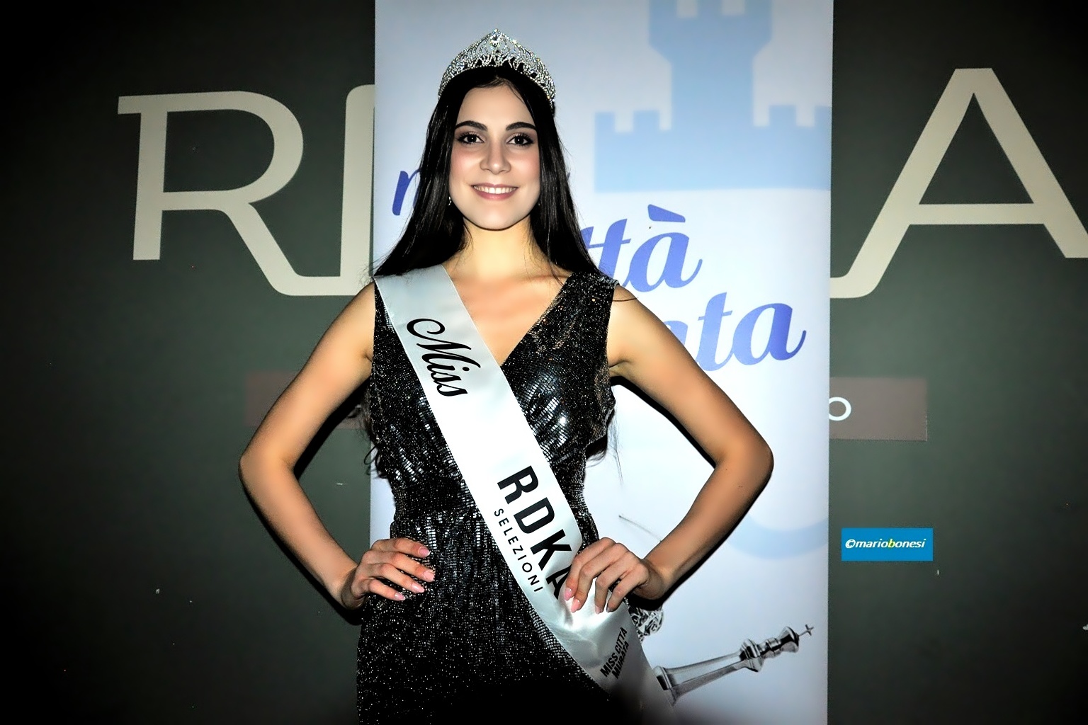Sofia Pavan sorride radiosa indossando la corona e la fascia di vincitrice della tappa di Miss Città Murata 2020 al Radika di Treviso.