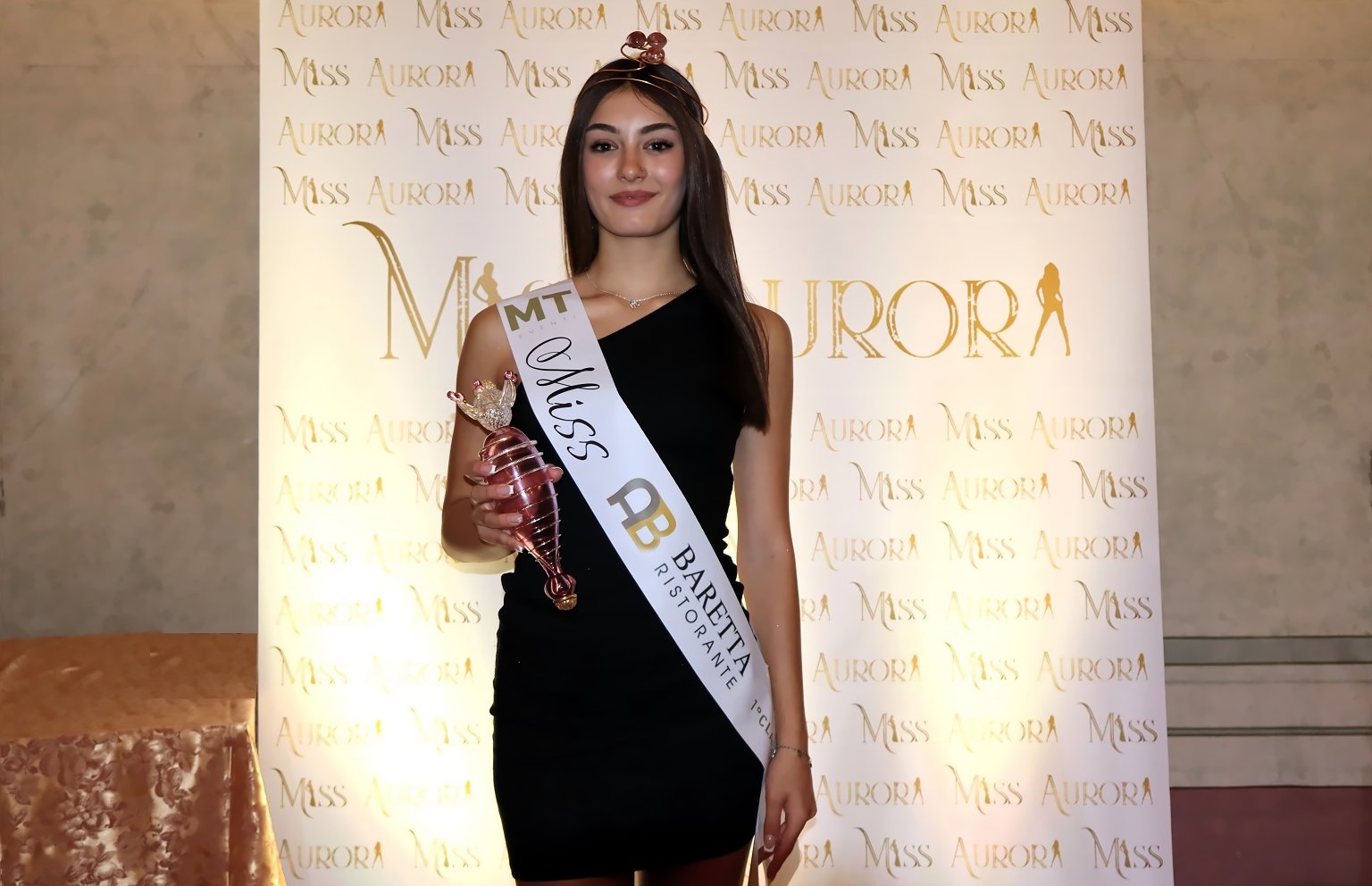 La vincitrice Giorgia Scantamburlo in posa ufficiale con la fascia, la corona e l'esclusivo scettro artigianale in vetro di Murano.