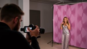 Fabio mentre fa una foto alla modella