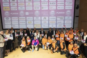 Foto di gruppo realizzata durante la presentazione ufficiale della 40ª Venicemarathon presso il Museo M9 di Mestre. Organizzatori, rappresentanti delle istituzioni, sponsor, volontari e partner della manifestazione posano insieme davanti al pannello ufficiale dell'evento con i loghi degli sponsor. In primo piano diversi partecipanti mostrano il materiale promozionale dedicato al quarantennale della storica maratona di Venezia.
